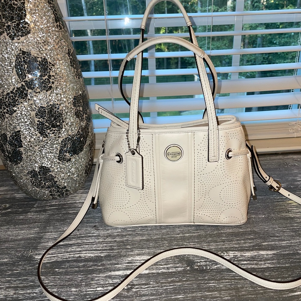 Leather Coach crossbody with removable shoulder strap and inside zip pocket.